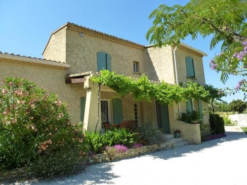 CHAMBRES D'HOTES CLIMATISEES avec CUISINE d'ETE "VILLA GOUR du PEYROL" Hotel in Provence-Alpes-Côte d'Azur