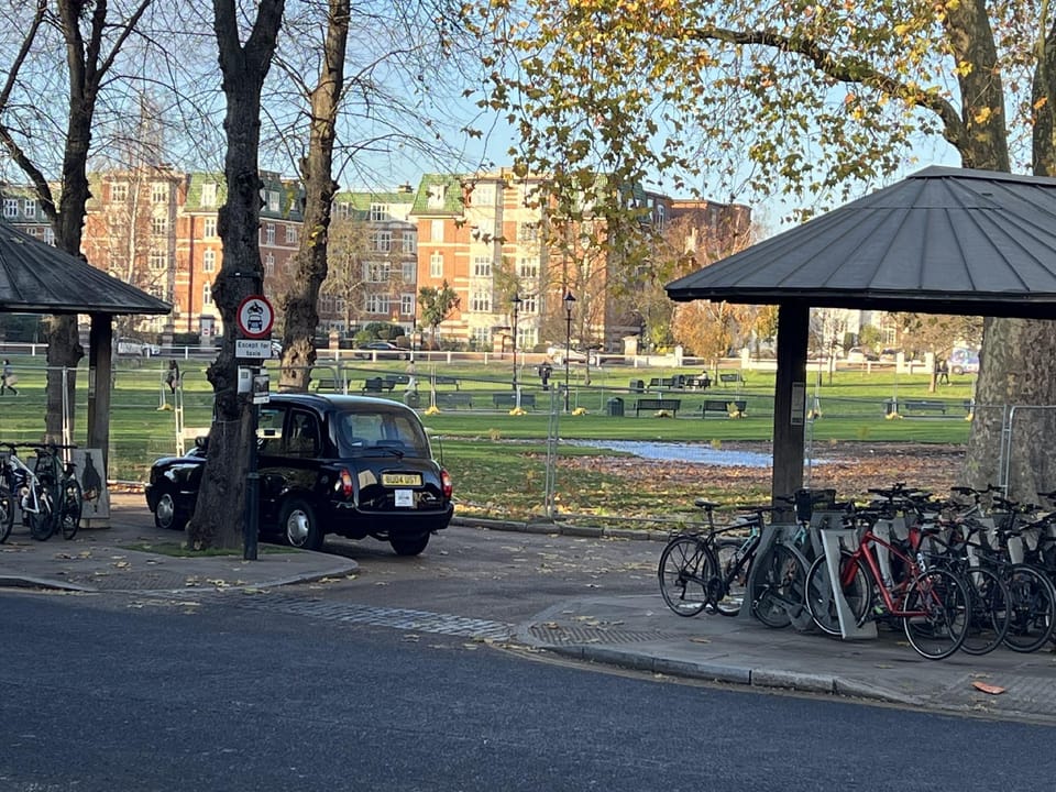 The Grand Bleu - Next to Tube station Hotel in London Borough of Ealing