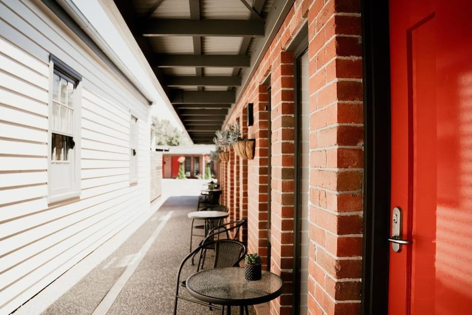 Farmers Arms Art Suites Hotel in Daylesford