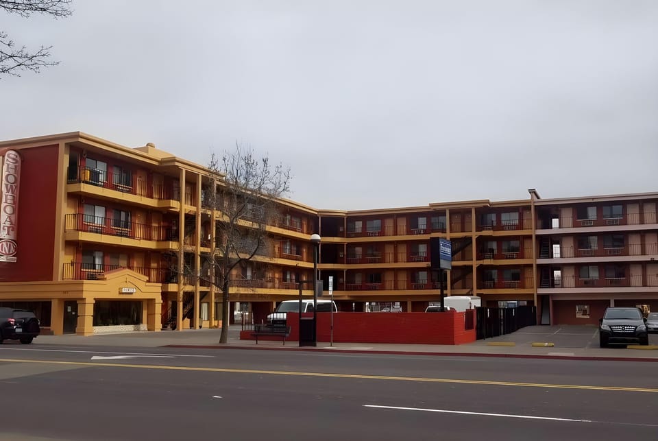Howard Johnson by Wyndham Reno Hotel in Reno