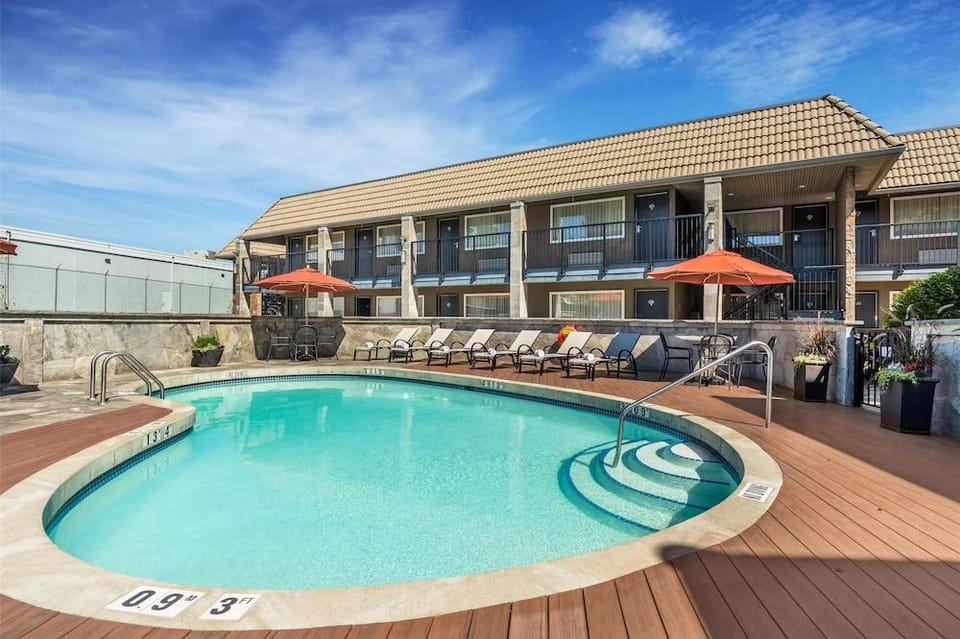 Best Western Plus Kings Inn & Conference Centre Hotel in Burnaby