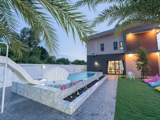 Green Beach Pool Villa Pattaya Hotel in Pattaya City