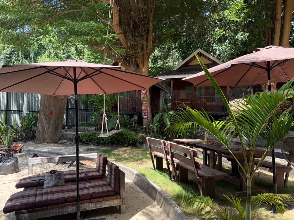TipThong Hut - Tropic Garden Resort Hotel in Phe