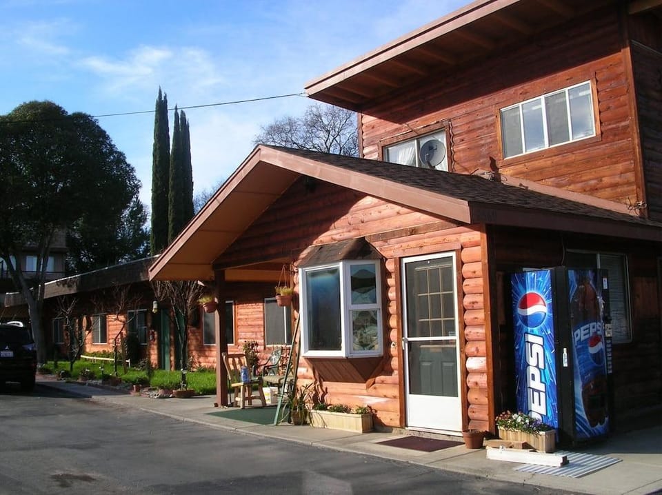 Rainbow Lodge Hotel in Lakeport