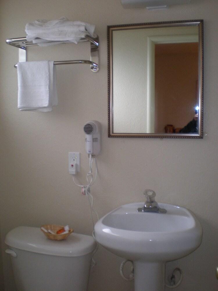 Rainbow Lodge Hotel in Lakeport