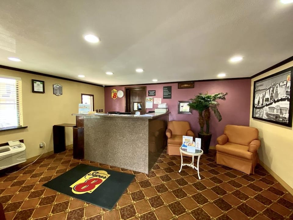 Super 8 Shawnee Hotel in Shawnee