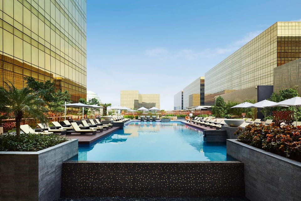 Swimming pool [outdoor]