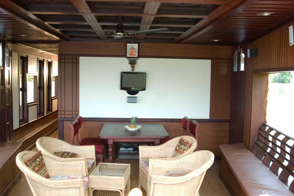 Rosey Houseboats Hotel in Alappuzha