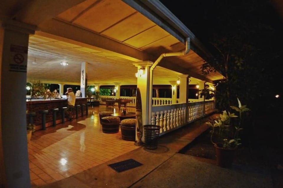 Hotel La Isla Hotel in Puntarenas Province
