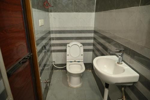 Hotel Relax Inn - Hostel Hotel in Uttar Pradesh