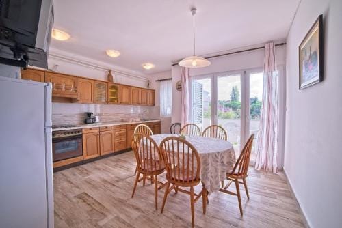 Apartments and rooms by the sea Supetarska Draga - Gonar, Rab - 16761 Hotel in Supetarska Draga