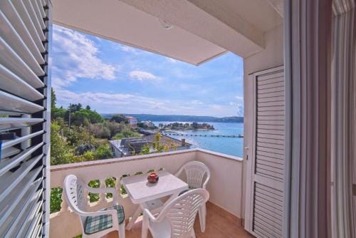 Apartments and rooms by the sea Supetarska Draga - Gonar, Rab - 16761 Hotel in Supetarska Draga