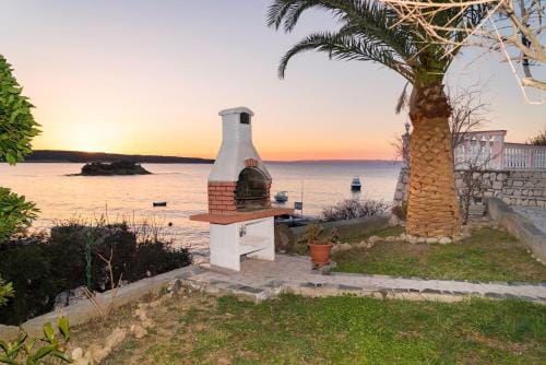 Apartments and rooms by the sea Supetarska Draga - Gonar, Rab - 16761 Hotel in Supetarska Draga