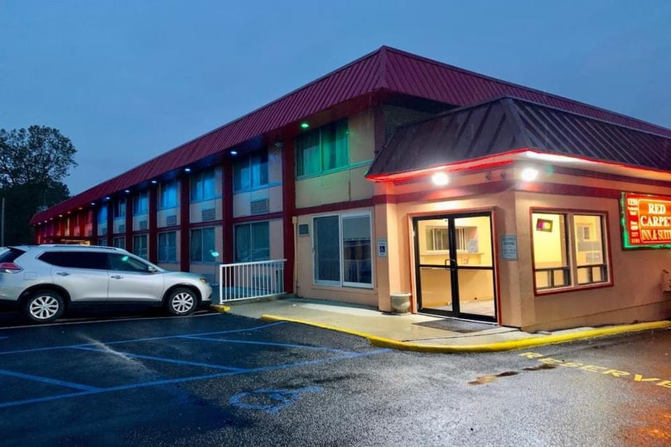 Red Carpet Inn & Suites Hotel in Lima