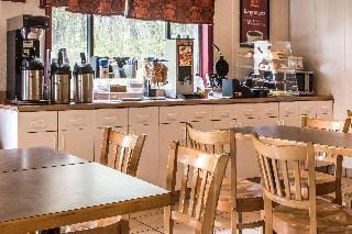 Econo Lodge Inn & Suites Hotel in Luzerne County