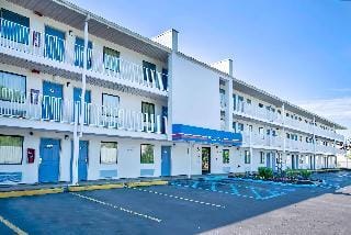 Motel 6 Hotel in Warren