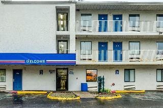 Motel 6 Hotel in Warren