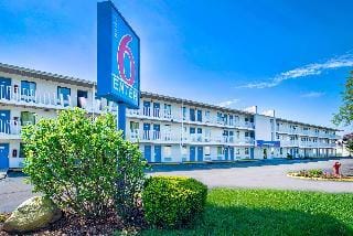 Motel 6 Hotel in Warren