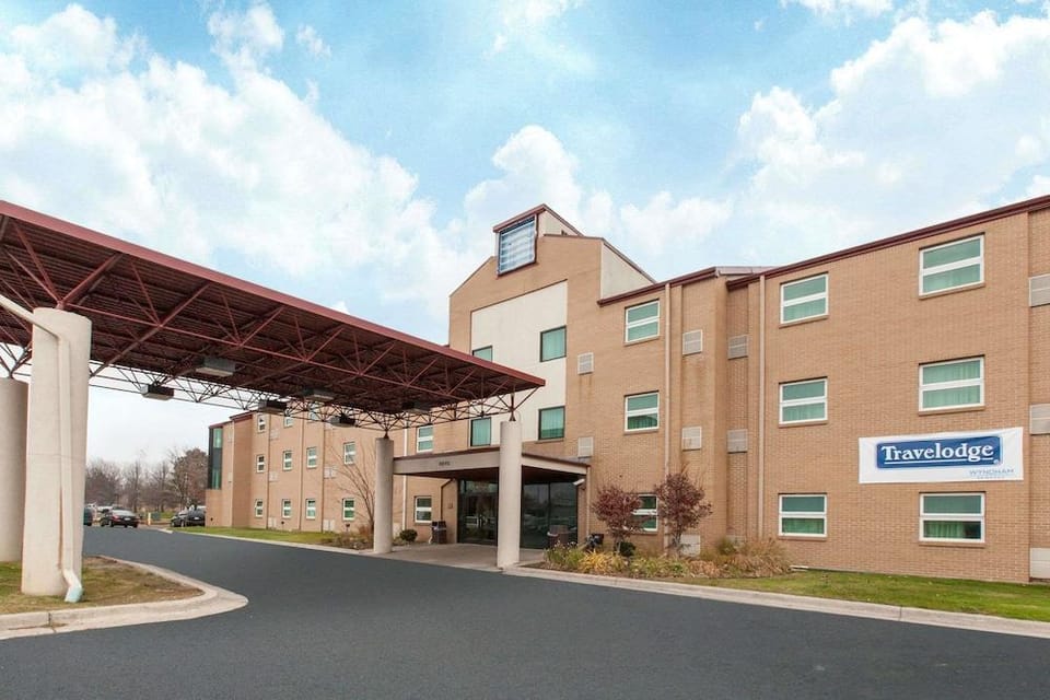 Travelodge Romulus Detroit Airport Hotel in Romulus
