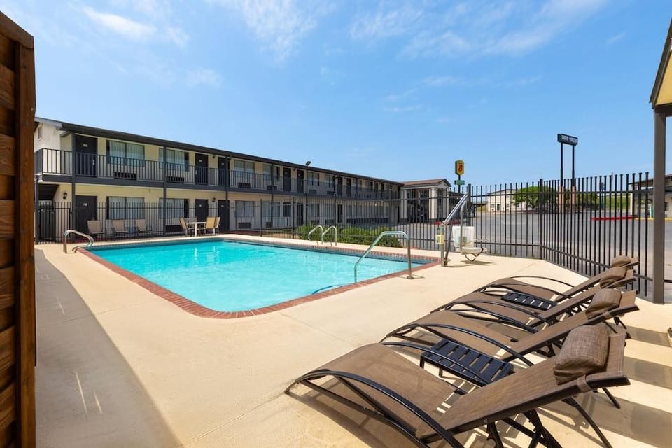 Super 8 Temple Hotel in Temple