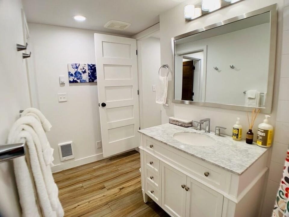 Phinneywood Hideaway - Zoo meets Lake Hotel in Phinney Ridge