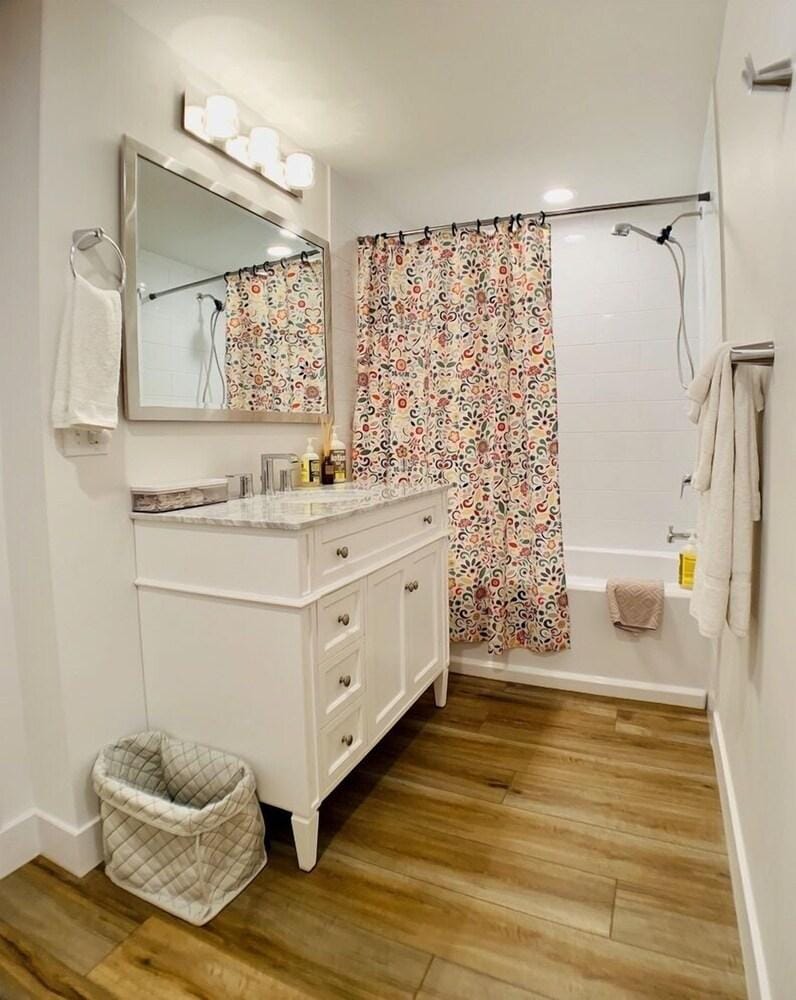 Phinneywood Hideaway - Zoo meets Lake Hotel in Phinney Ridge