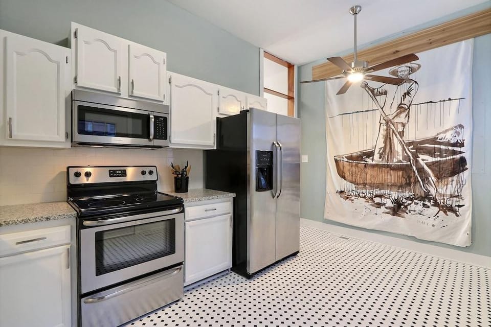 Gallery Stays - Amiri Pop Hotel in Savannah