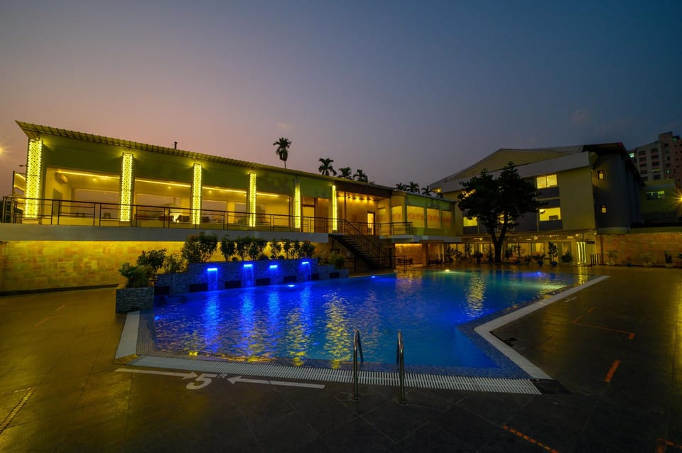 Swimming pool [outdoor]