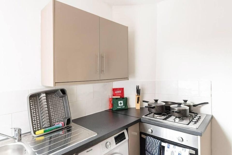 Inviting 3-bedroom Home in Liverpool With Parking Hotel in Liverpool