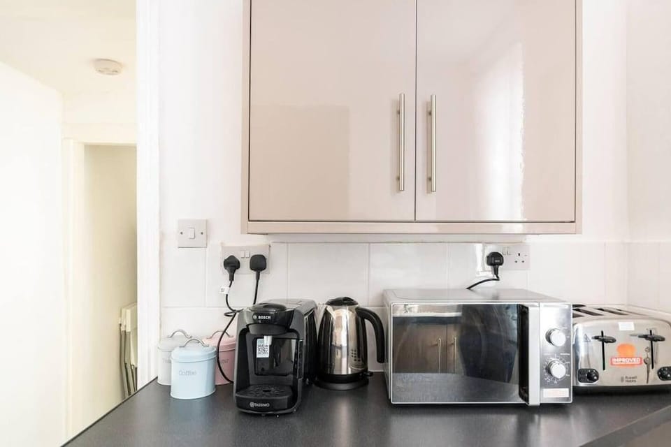 Inviting 3-bedroom Home in Liverpool With Parking Hotel in Liverpool