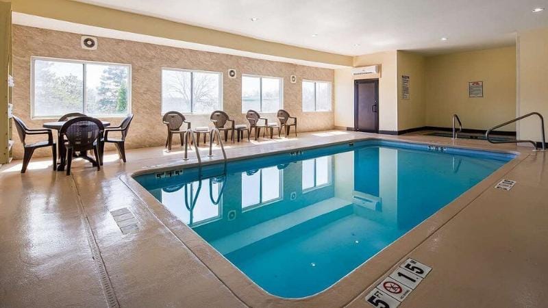 Red Line Inn and Suites Hotel in Blue Springs
