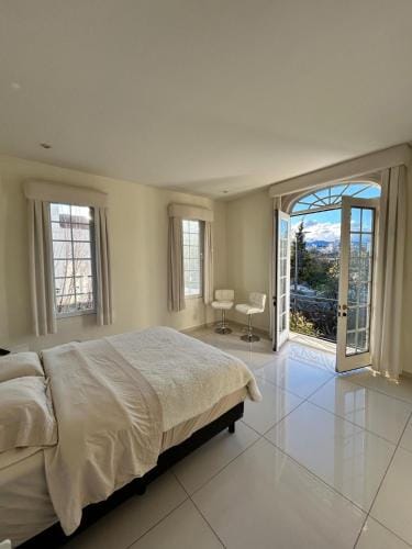 Modern room with balcony Hotel in Mexico City