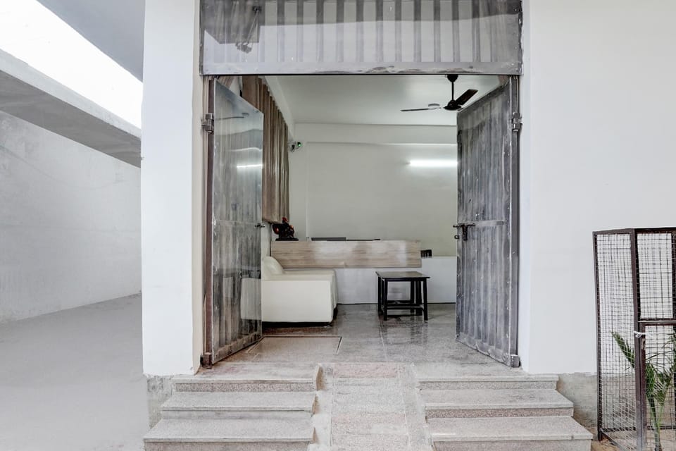 Collection O Sector 7 Rohini Formerly Giriraj Residency Hotel in Delhi