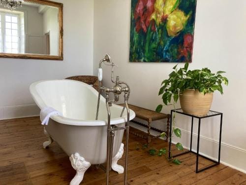Sejour romantique ou professionnel au Chateau isigny, Charme et feu de cheminee Hotel in Brittany