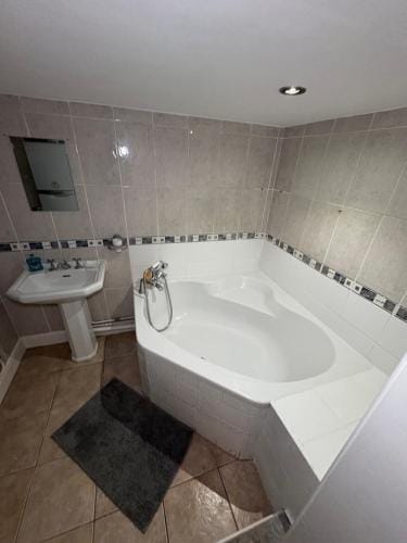 Cosy room 5 s Hotel in London Borough of Croydon