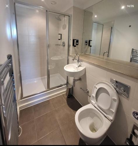 1 room in shared 2 bedroom apartment R1 Hotel in Salford