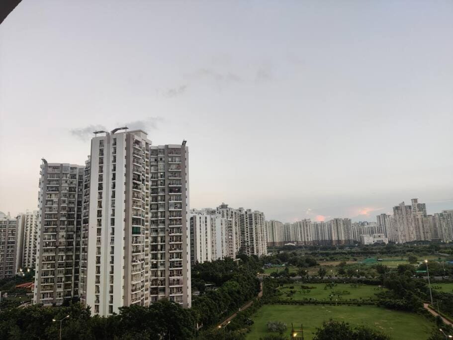 Minimalistic High Rise Stay-Couple Friendly Hotel in Noida