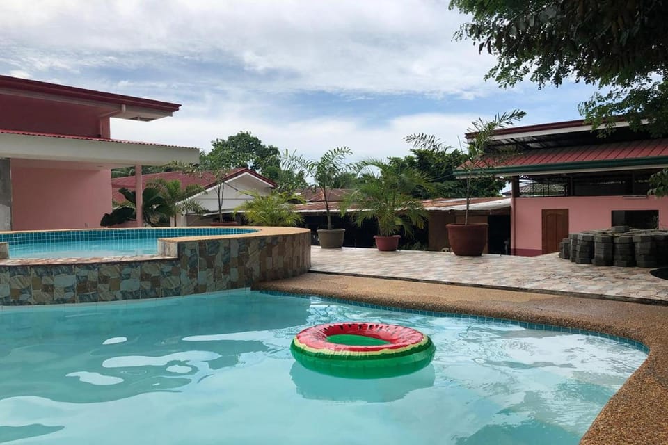 Swimming pool [outdoor]