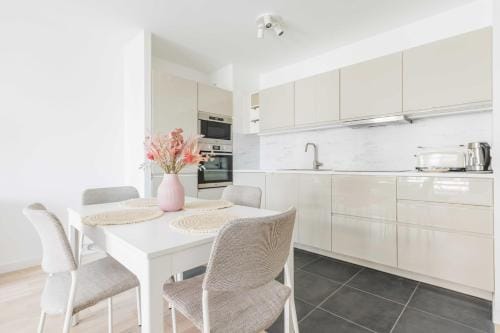 Modern apartment -2BR-4P- Flea market Hotel in Saint-Denis, France