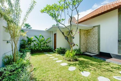 Dion Villas Berawa only 5 Minutes by scooter to Finns beach club Hotel in North Kuta