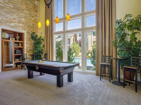 New Cozy 1BR Apt with Gym, Sauna & Heated Pool Access Hotel in Reno