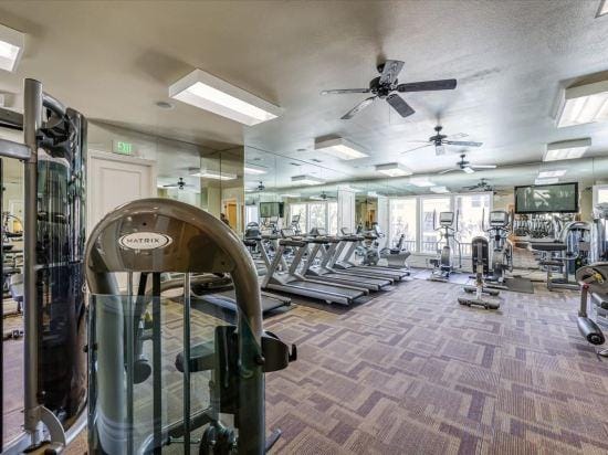 New Trendy 1BR Apartment with Heated Pool, Gym & Minigolf Hotel in Reno