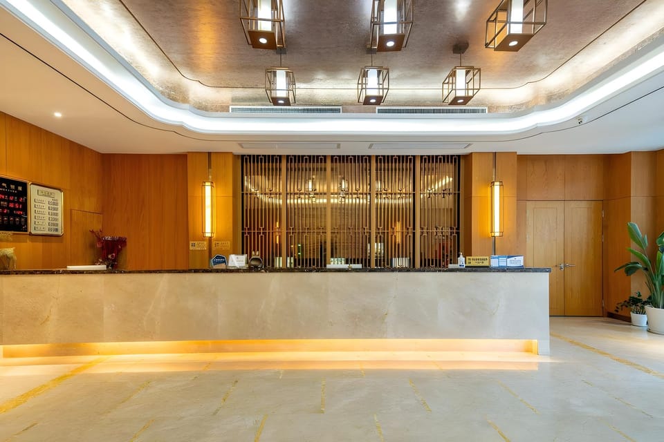 Yunwei Home Hotel Aerospace City Central Plaza East Chang'an Street Metro Station Hotel in Xian
