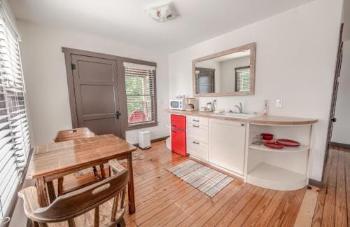 Medina River Oaks Courts Hotel in Medina