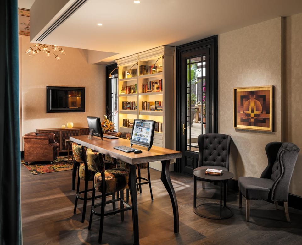 Shared lounge/TV area