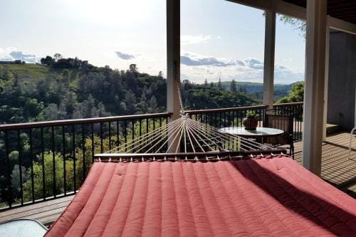 Private Accommodation for a Couples' Getaway in Penn Valley, California Lodge in Sierra Nevada