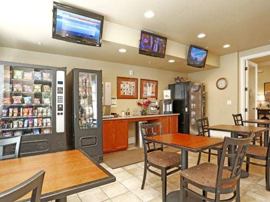 New Cozy & Stylish 1BR with Heated Pool, Relaxing Spa & Sauna Hotel in Reno