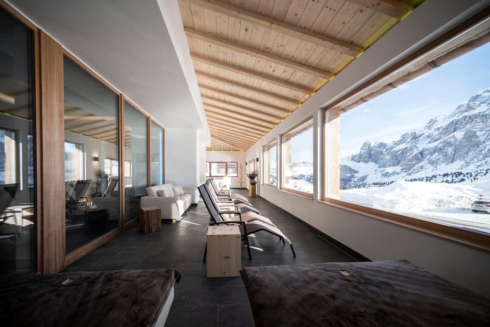 Passo Sella Dolomiti Mountain Resort Hotel in Sëlva