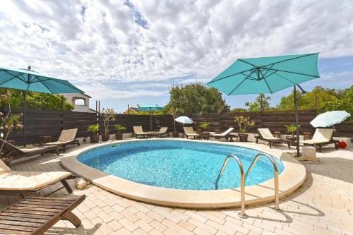 Stylish flat with pool access and fully equipped spaces Hotel in Peroj