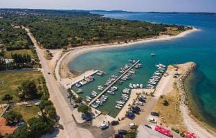 Stylish flat with pool access and fully equipped spaces Hotel in Peroj